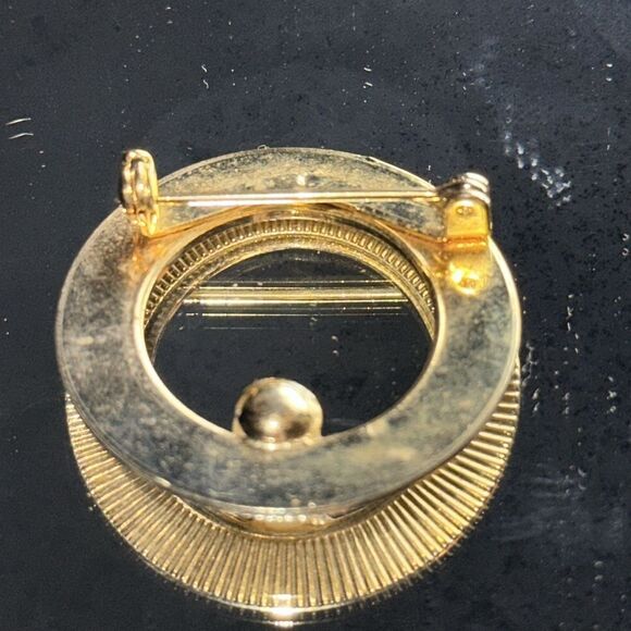 Vintage mid century gold tone circle brooch with faux pearl - Picture 2 of 3